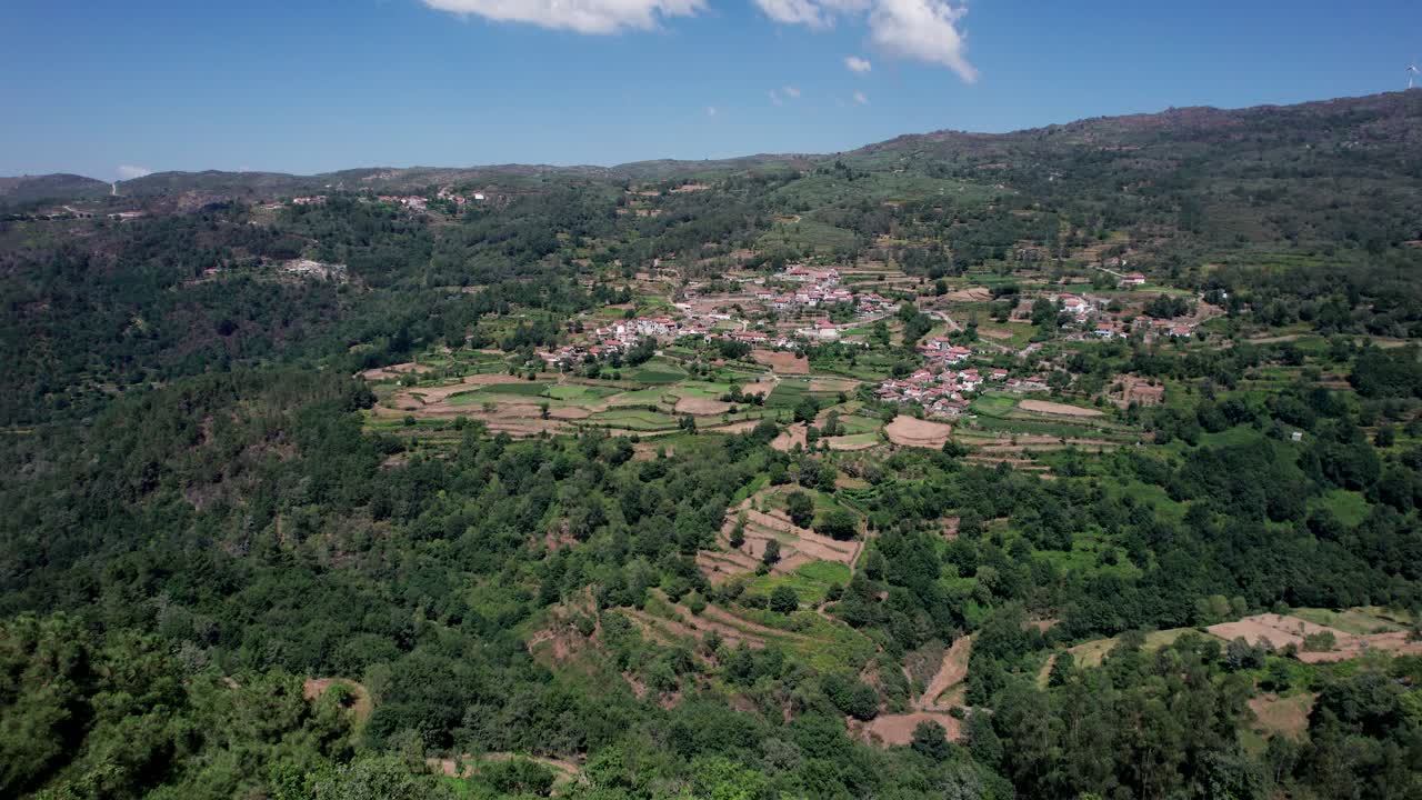 casa de campo con vistas al valle del campo rural con pueblo en portugal