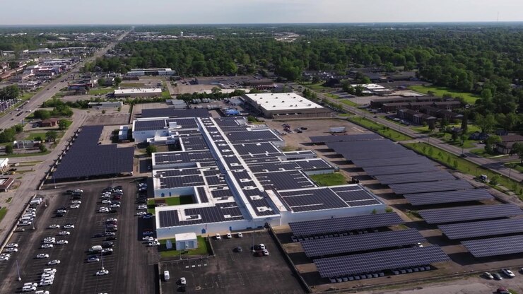 Bredt luftbårent panoramisk etableringsskud af et solcelledrevet datacenteranlæg, drone i kredsløb.