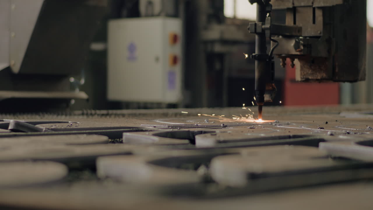 スチールカッティング プラズマクローズアップ スパークカッティング