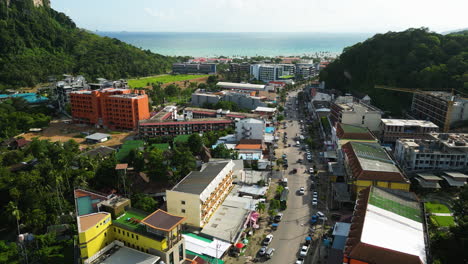 Haupthauptstraße-Mit-Verkehr-Und-Gebäuden-In-Ao-Nang,-Thailand,-Krabi