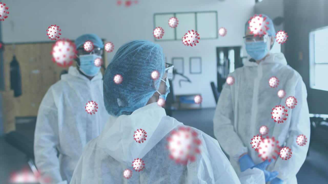 코로나19 세포가 떠다니고 있는 의료진 팀이 체육관에서 함께 토론하고 있습니다.