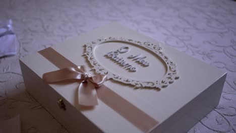 elegant white box with a ribbon, engraved "o meu batismo" on top