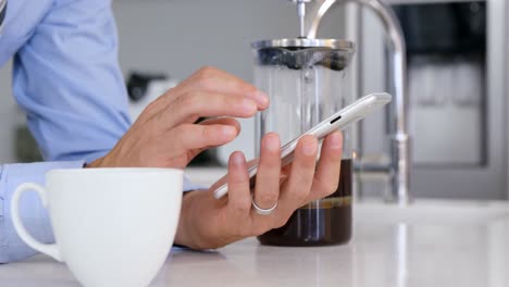 Close-up-of-businessman-hands-typing-on-smartphone