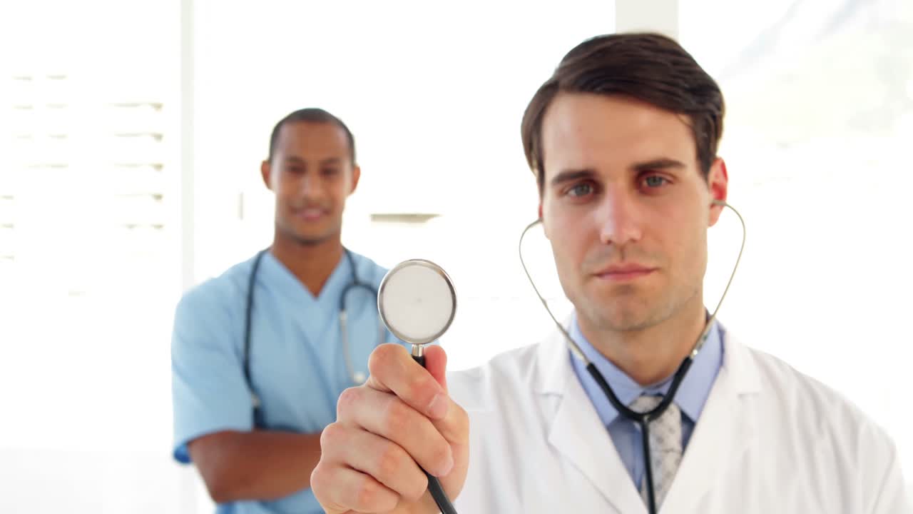 médico sosteniendo su estetoscopio