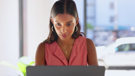 Negocios,-Mujer-Y-Pensamiento-En-La-Computadora-Portátil-En-La-Oficina.