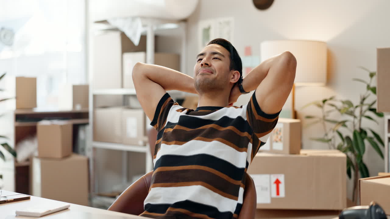 hombre, portátil y almacén con caja