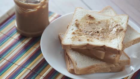 tostadas con mantequilla de maní