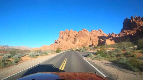 Fahren-Eines-Roten-Fahrzeugs-Im-Valley-Of-Fire,-Nevada-State-Park,-Auf-Der-Panzerstraße-Der-Maus