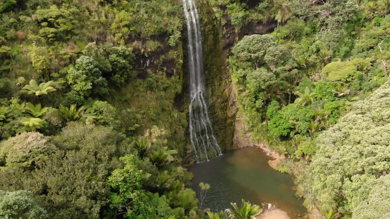 extracción aérea de kitekite falls, nueva zelanda