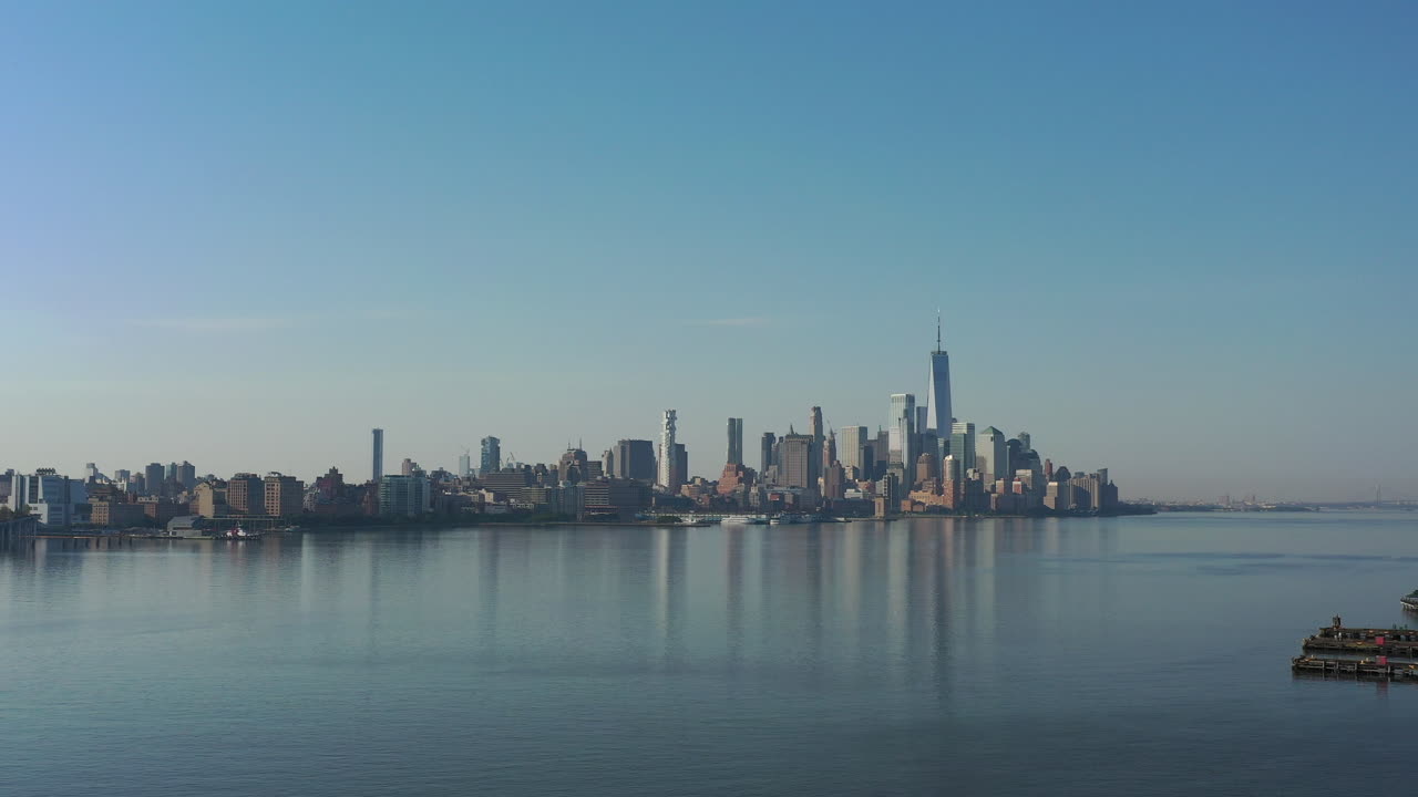 이른 아침에 뉴저지 쪽에서 허드슨 강의 무인 항공기 보기