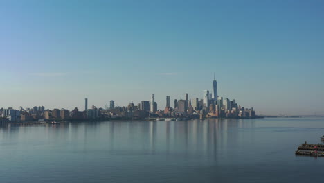 una vista de dron del río hudson desde el lado de nj temprano en la mañana