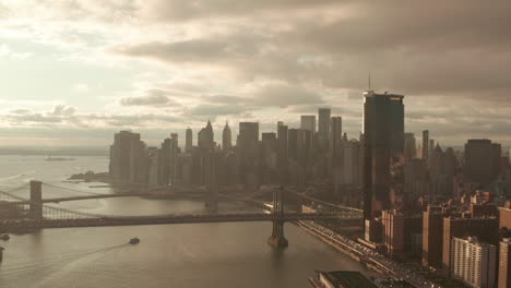 Toma-Aérea-Lenta-Hacia-El-Distrito-Financiero-De-Manhattan-Bridge-Nyc