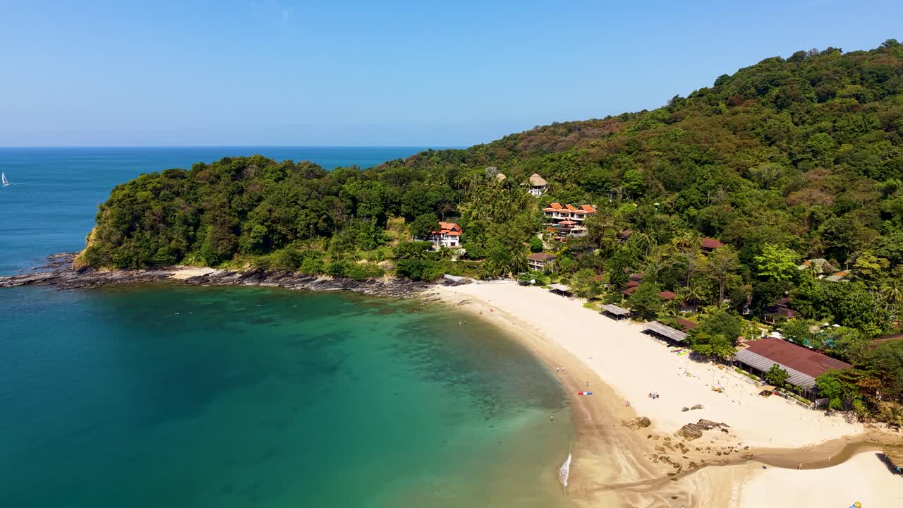 Video drone che cattura la spiaggia incontaminata di Khlong Chak a Koh Lanta, Thailandia. Acque cristalline, vegetazione lussureggiante e soffici spiagge sabbiose creano un tranquillo paradiso tropicale dall'alto.