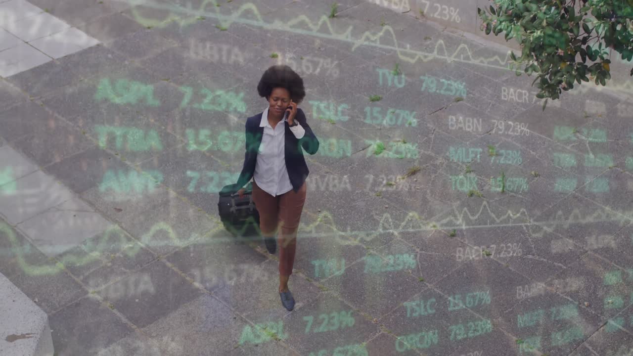 animación de la junta comercial sobre una mujer afroamericana hablando por teléfono y caminando con equipaje