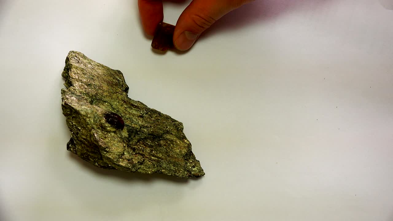 драгоценный камень в геологической руде с другими минералами