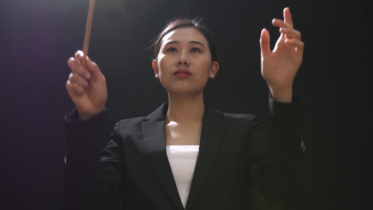 자신감 넘치는 사업가 여성이 소개합니다.