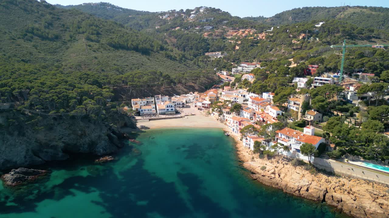 Sa Riera, incastonata sulla costa della Costa Brava, invita i visitatori con i suoi servizi di lusso e l'atmosfera di un tradizionale villaggio di pescatori.