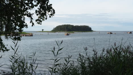 Küste-Von-Käsmu,-Blick-Auf-Die-Teufelsinsel