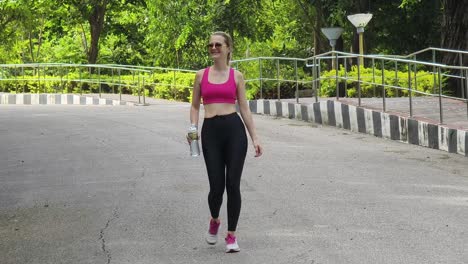 mujer trotando en un parque