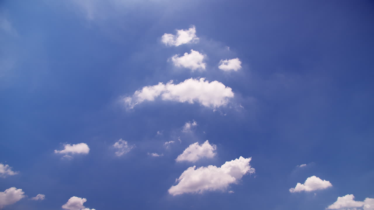 구름이 있는 아름다운 파란 하늘, 구름과 태양이 있는 파란 하늘