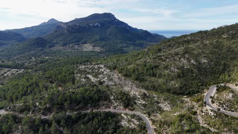 Toma-De-Drones-De-La-Carretera-De-Las-Serpientes-Y-El-Paisaje-En-El-Valle-De-Esporles-En-La-Isla-De-Mallorca-En-La-Serra-De-Tramuntana,-España.