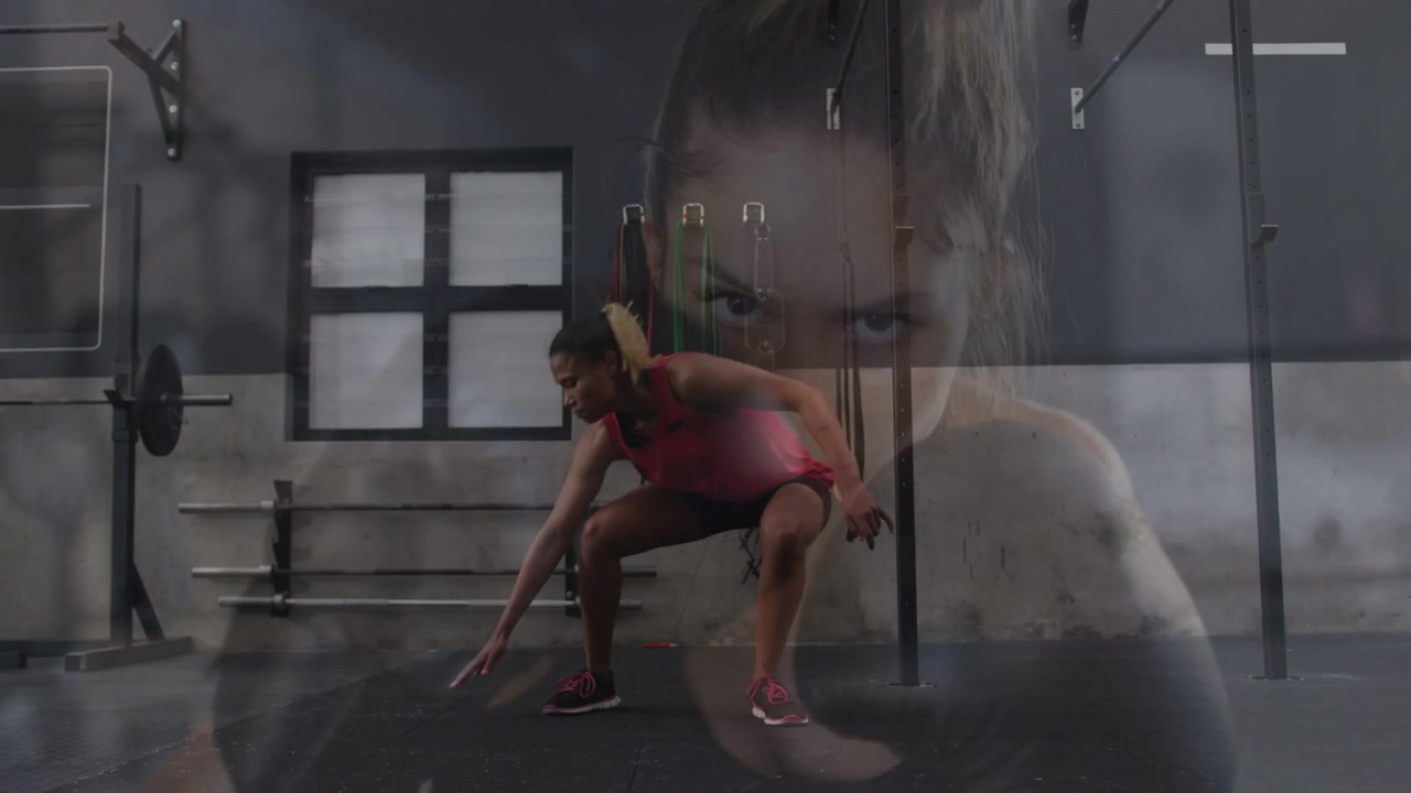 Atleta che entra da destra, esegue squat laterali e allungamenti in palestra, con una sovrapposizione in primo piano che guida l'equilibrio