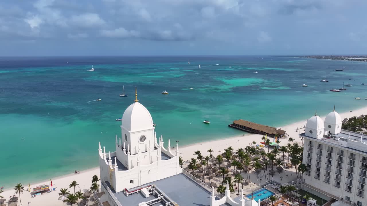 아루바 오렌지스타드 (oranjestad) 의  비치 (palm beach) 에 있는 아루바 스카이 라인 (aruba skyline)