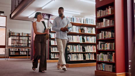 familia en la biblioteca