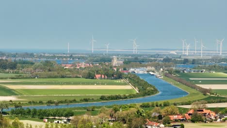 Paisaje-De-Veere,-Zelanda,-Con-Granja-De-Molinos-De-Viento-En-La-Distancia