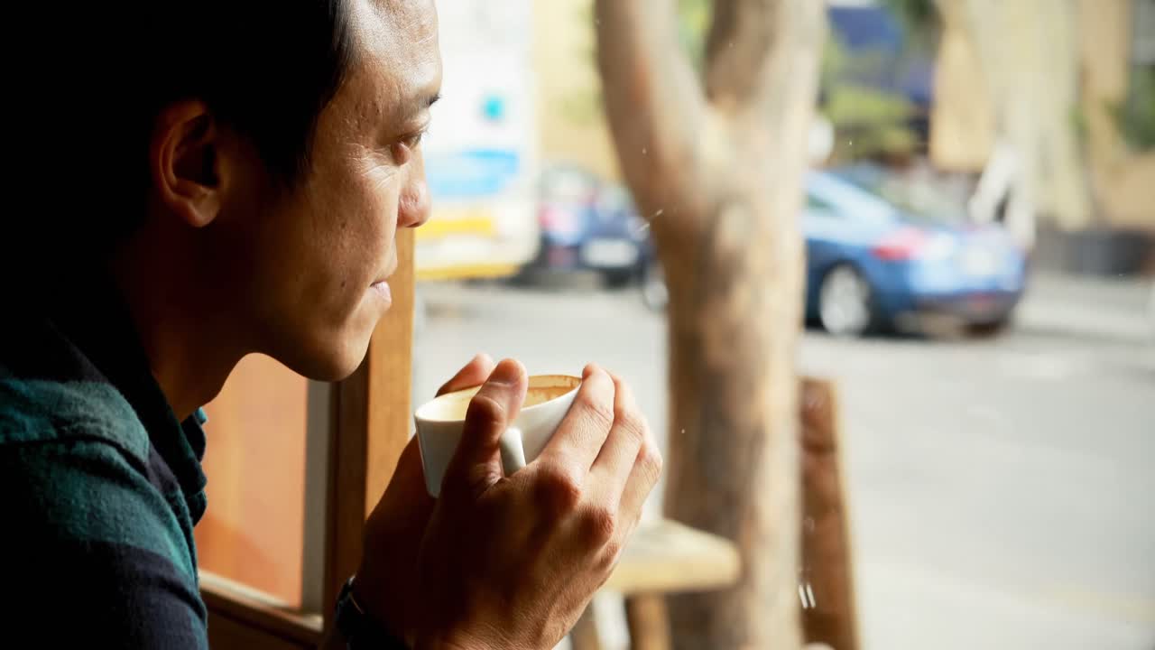 카페에서 커피를 마시는 남자 4k