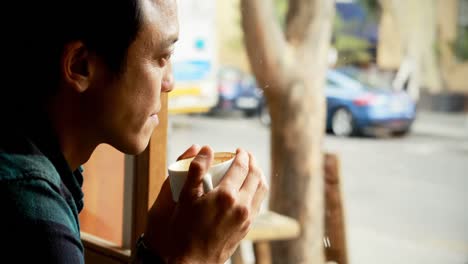 hombre tomando café en la cafetería 4k