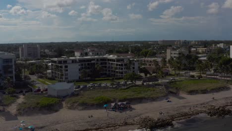 Panorámica-Aérea-A-Alta-Velocidad-A-Lo-Largo-De-La-Playa-En-Florida