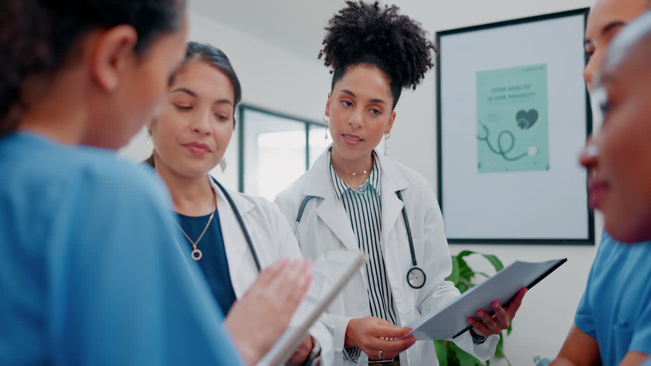 mujeres, médicos o enfermeras en la reunión
