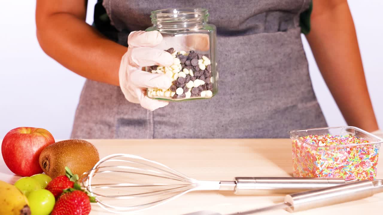 초콜릿  을 들고 있는 사람