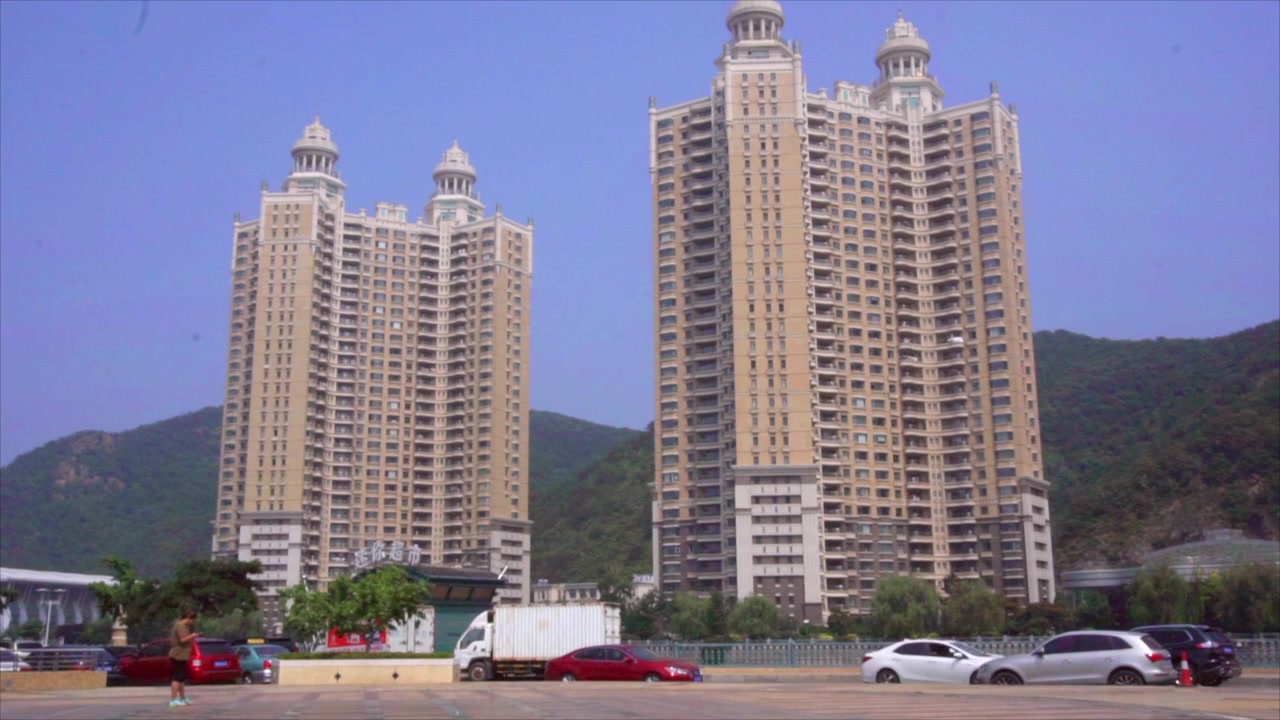 Dalian, China: resort de apartamentos hoteleiros e hotel de luxo, exterior diurno