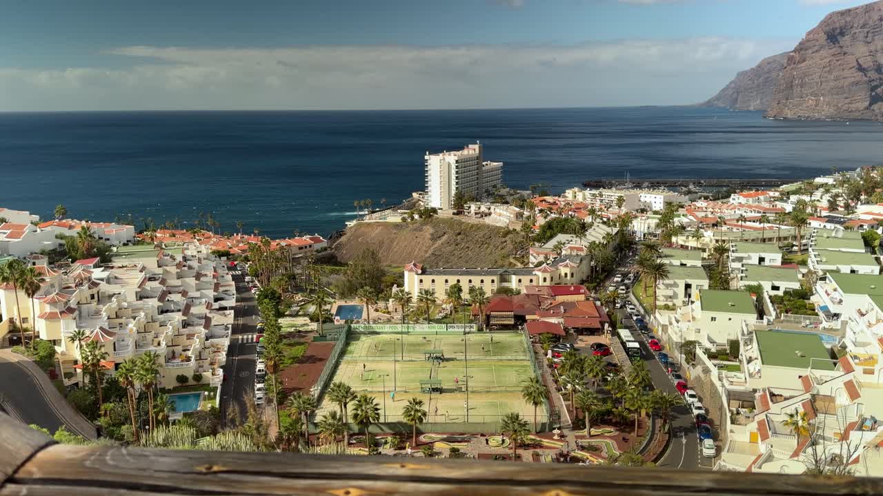 Vista costera escénica de Los Gigantes, Tenerife, con el océano y acantilados.