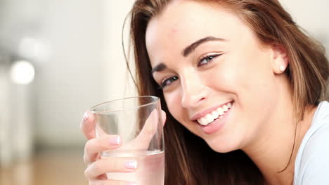 Glückliche-Frau-Trinkt-Wasser
