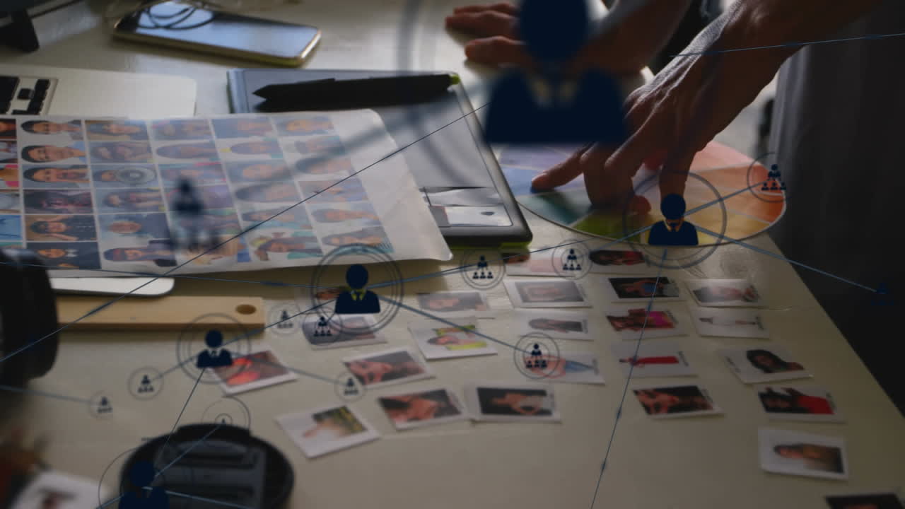 animación de la red de conexiones con iconos sobre la mujer utilizando una muestra de color