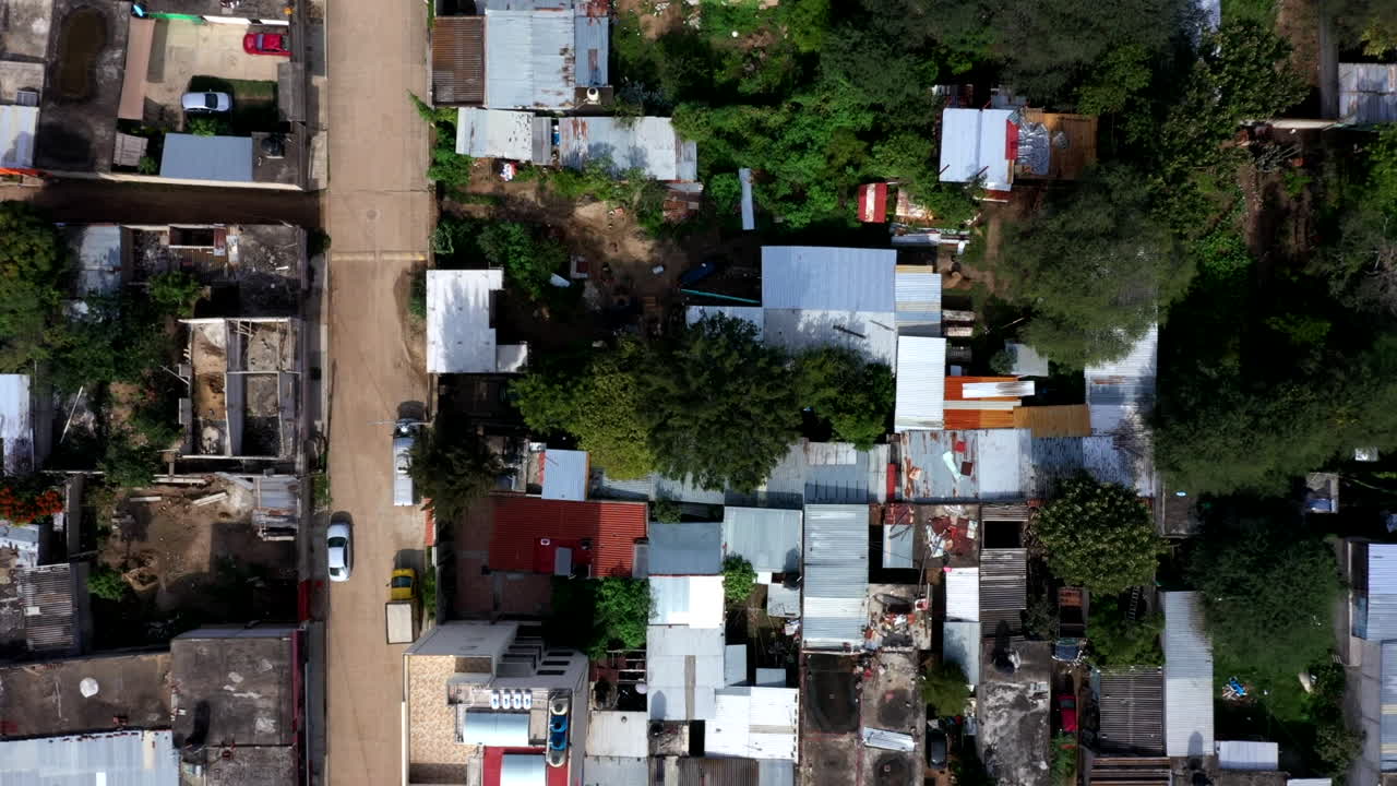 vista aérea de primer plano de la ciudad de oaxaca en méxico, filmada por un dron con desplazamiento de arriba hacia abajo, que muestra un área pobre y casas de chabolas
