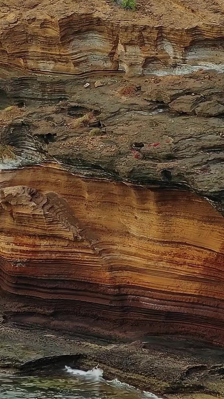Esplorando le formazioni rocciose sulla costa di Tenerife, in Spagna