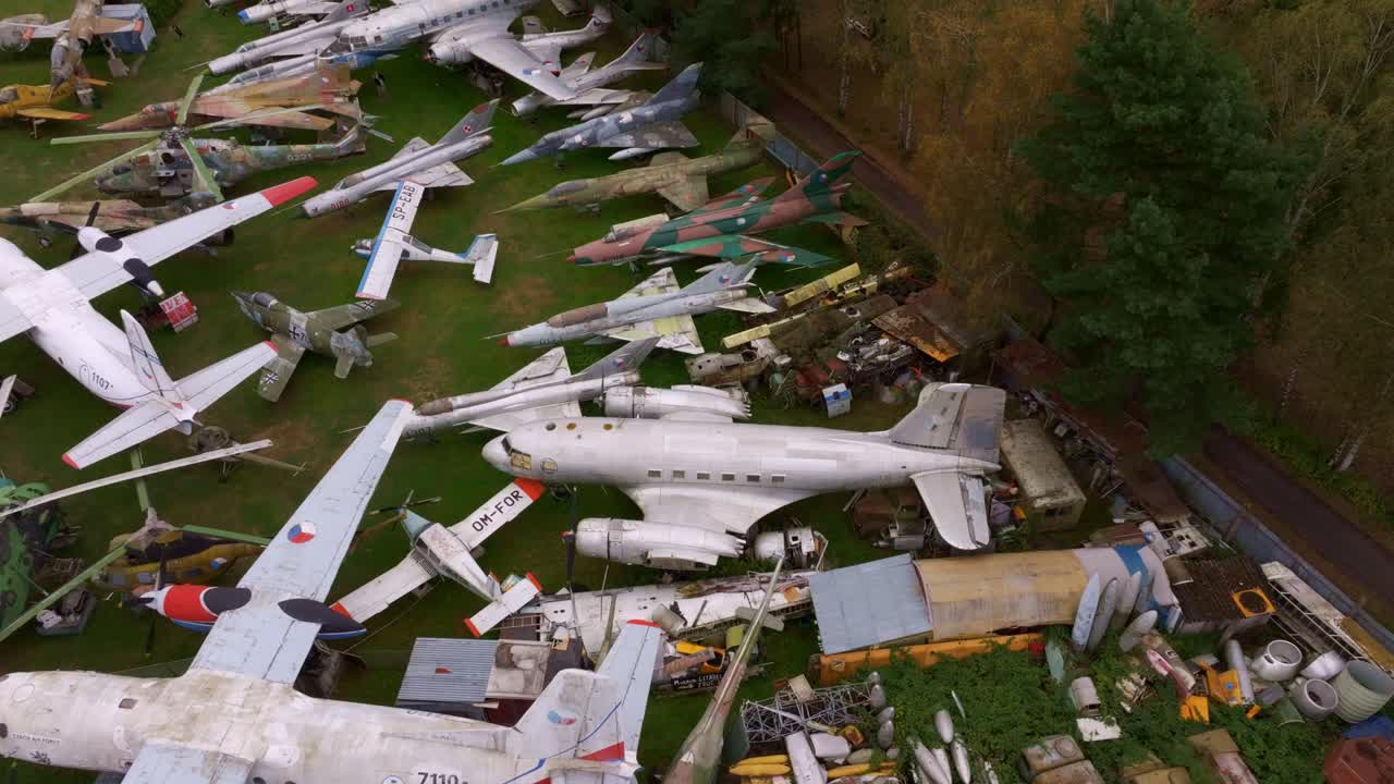 Vista aerea di un museo aeronautico abbandonato, Zruc Senec, Repubblica Ceca