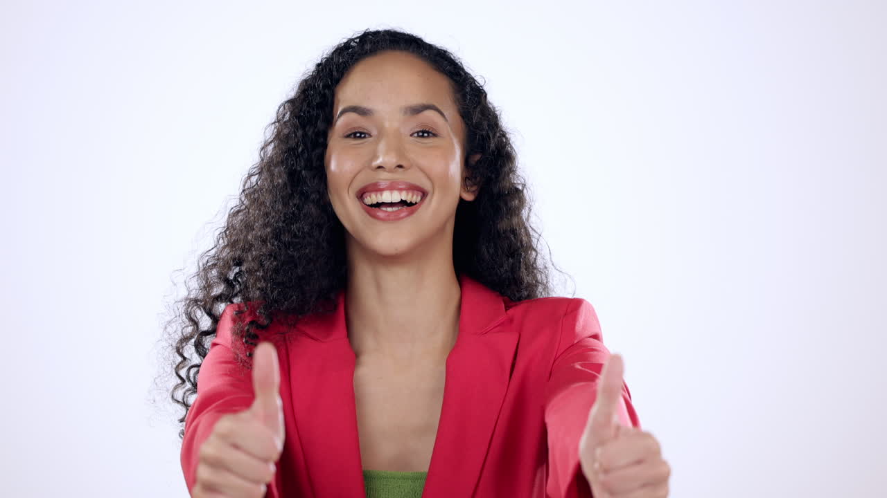 pulgares arriba, éxito y rostro de mujer en el estudio