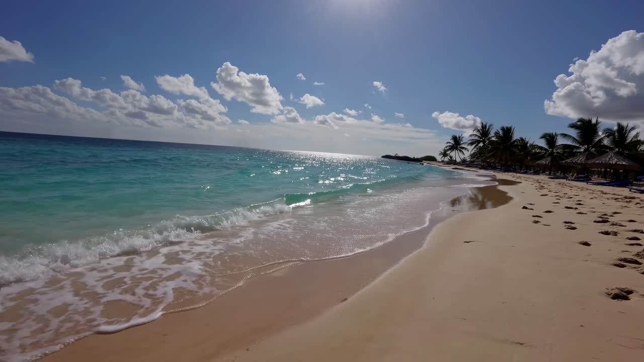 Spokojne wideo z plaży przedstawia szerokokątny widok turkusowych wód i czystego błękitnego nieba.