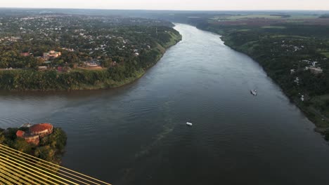 Dreifache-Grenze-Zwischen-Argentinien,-Paraguay-Und-Brasilien.-Drohnenaufnahme-Aus-Der-Luft-über-Der-Kreuzung-Zwischen-Den-Ländern,-Landschaft-Der-Flüsse-Iguazú-Und-Paraná,-Südamerika