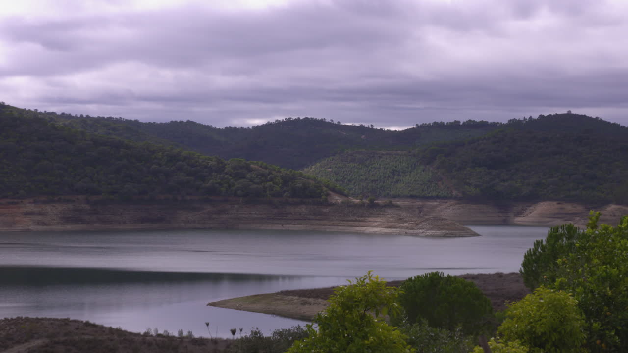 vista lateral del lago después de una fuerte tormenta