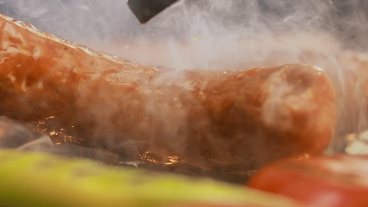 cocción de salchichas en una parrilla