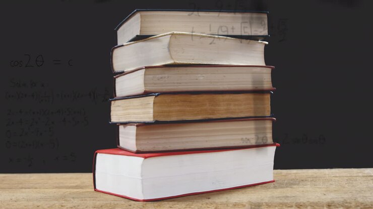 Animazione di una pila di libri sovrapposti a equazioni e formule matematiche.