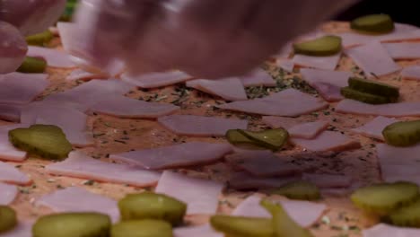 pizza con jamón y pepinillos