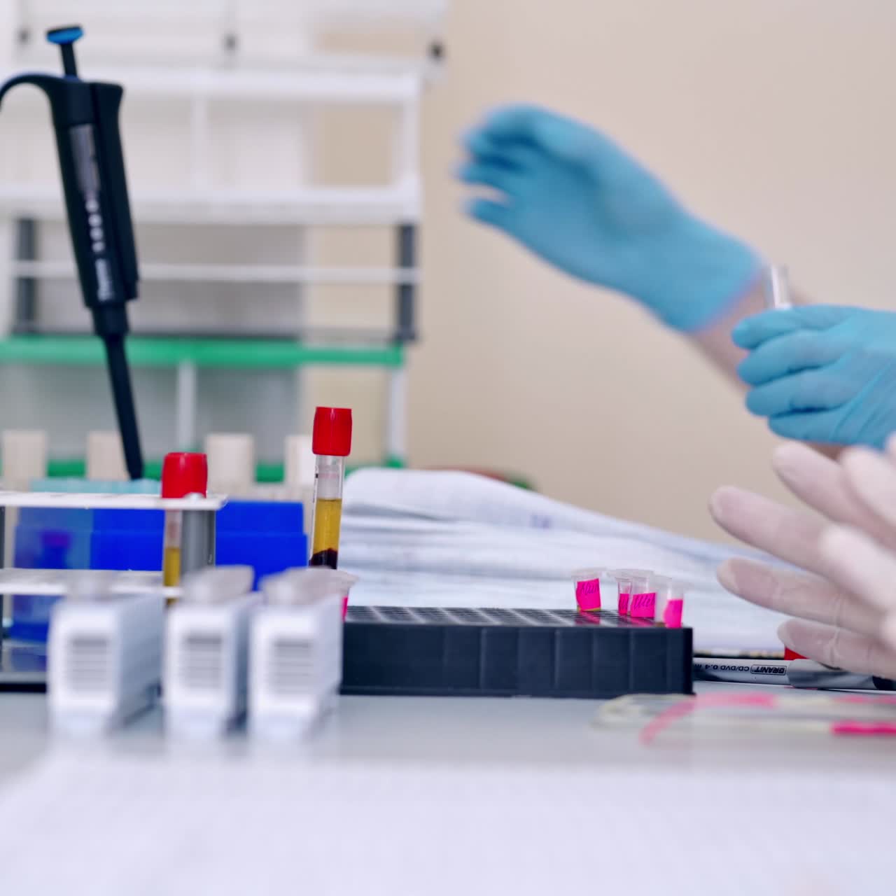 técnico de laboratorio con muestra de tubo de sangre para estudio