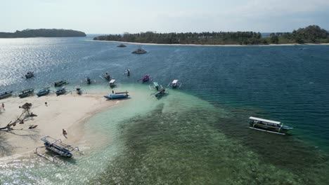 Aéreo-Sobre-Gili-Kedis,-Una-Pequeña-Joya-Encantadora-Ubicada-En-El-área-De-Sekotong-En-Indonesia,-Destino-Perfecto-Para-Disfrutar-De-Tiempo-De-Calidad-Con-Amigos-Y-Familiares